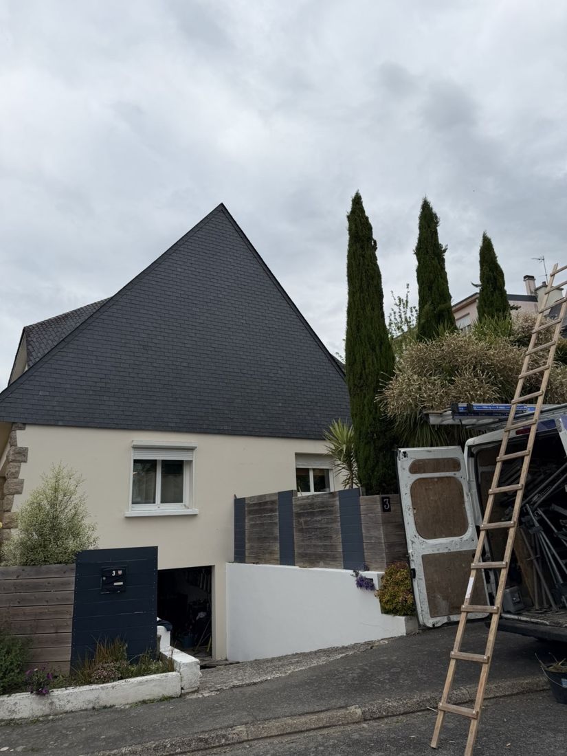 Toiture en ardoise sur un pignon, réalisation de Guiton K Couverture