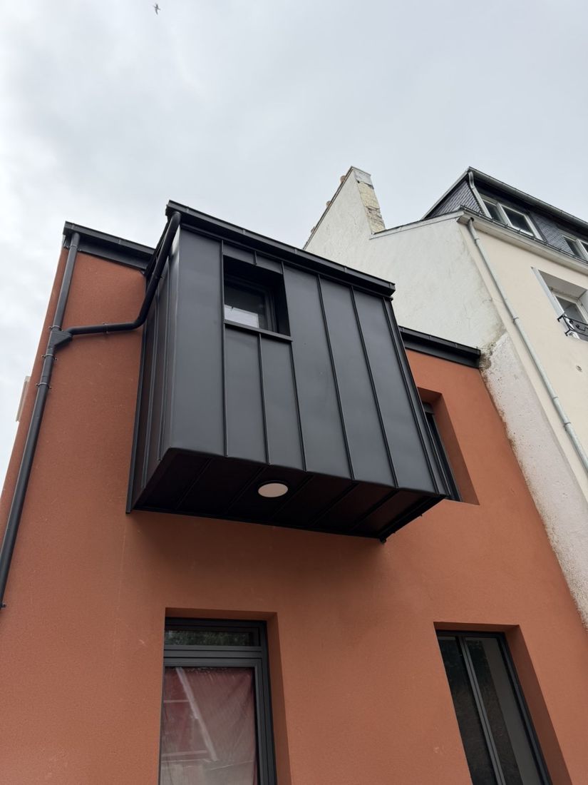 Bardage zinc noir sur avancée de façade